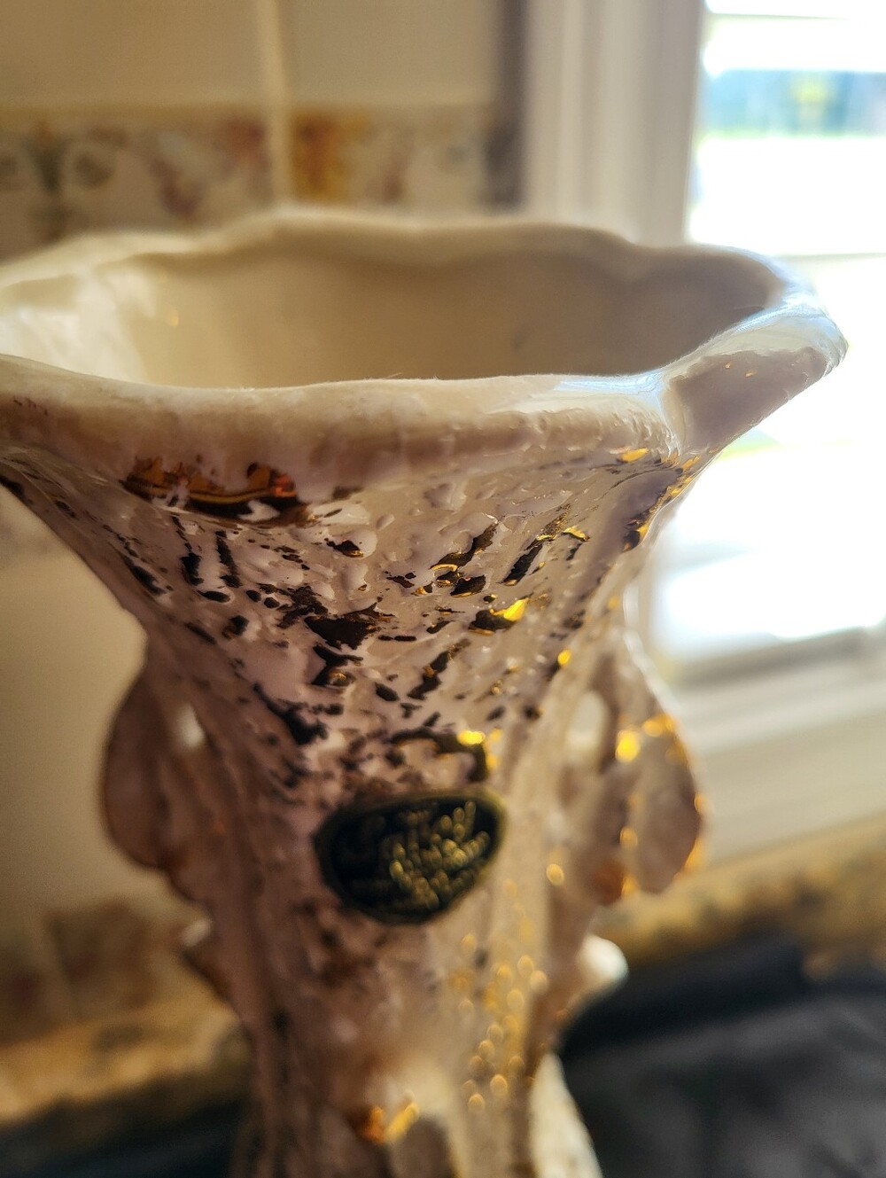 Savory China 12 In. Vase With 24 Kt. Splattered Gold Throughout. - Picture 4 of 16